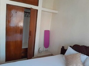 1 habitación, tabla de planchar con plancha, wifi y ropa de cama 
