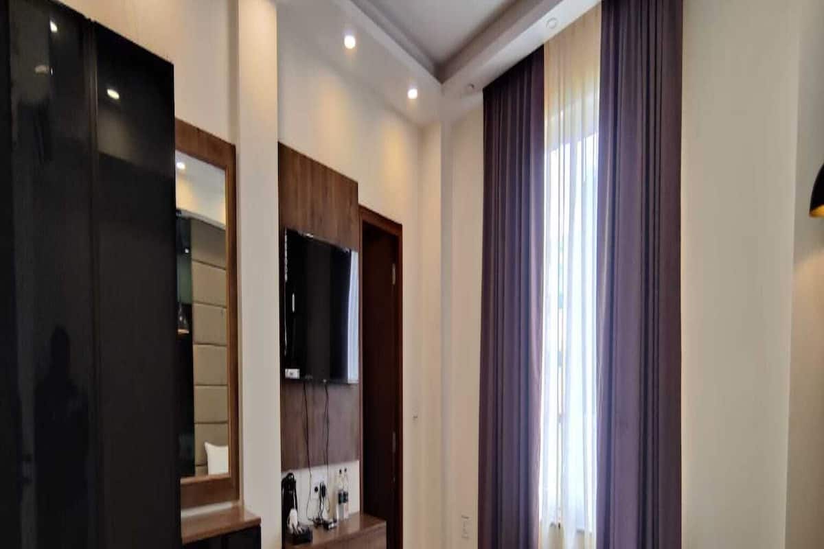 1 bedroom, premium bedding, memory-foam beds, in-room safe