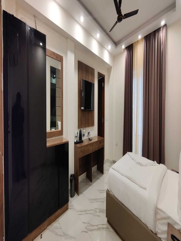 1 bedroom, premium bedding, memory foam beds, in-room safe - PK BOUTIQUE HOTEL (Noida)