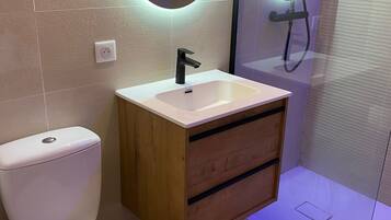Douche, serviettes fournies, savon