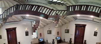 Executive Galaxy House located near the city center. 5 minutes to the park!