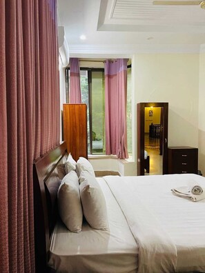 7 bedrooms, iron/ironing board, free WiFi, bed sheets