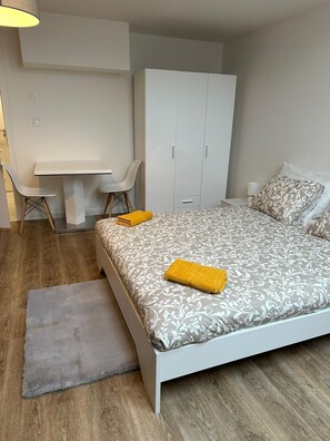 1 bedroom, WiFi, bed sheets