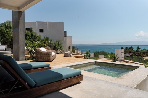 3-bedroom  w/ amazing views, waterfront access, resort amenities & hot/cold tub