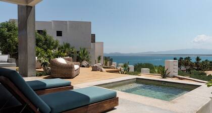 3-bedroom w/ amazing views, waterfront access, resort amenities & hot/cold tub