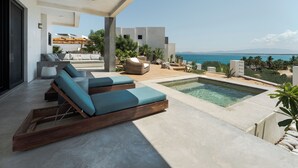 A modern outdoor living area with a pool, lounge chairs, and a view of the sea. - 3-bedroom  w/ amazing views, waterfront access, resort amenities & hot/cold tub (El Sargento, La Ventana)