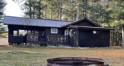Cabin in waterfall country with trail access and screened porch. Pet friendly!
