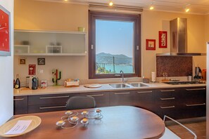 Fridge, microwave, oven, dishwasher - Appartamento con vista panoramica sul Lago di Como (Blevio)