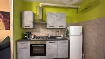 Kühlschrank, Ofen, Herdplatte, Wasserkocher mit Kaffee-/Teezubehör