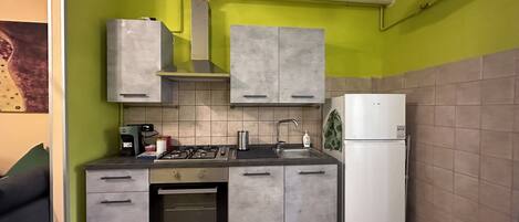 Réfrigérateur, four, plaque de cuisson, cafetière/bouilloire