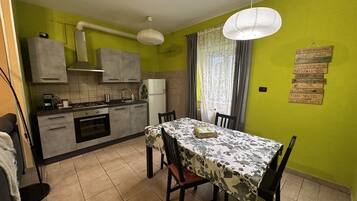 Frigorifero, forno, piano cottura, macchina per tè/caffè