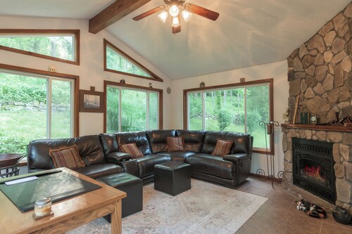 Serene Retreat in SW Holmes County, OH - Nature-Lover's Paradise - Dog-Friendly!