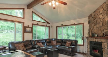 Serene Retreat in SW Holmes County, OH - Nature-Lover's Paradise - Dog-Friendly!