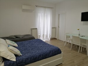 Departamento estándar | Cortinas blackout, tabla de planchar con plancha y cuna de viaje 