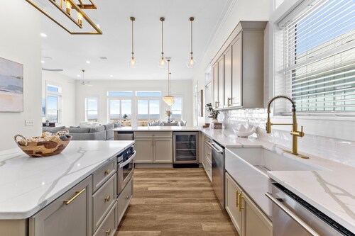 Golden Hour: Massive Beachfront Home- Priv. Pool, Pet Friendly, Sleeps 24!