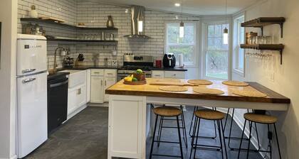 Hocking Hills Cabin, 2 acres of wooded forest, 10 min away from Old Man’s Cave