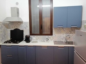 Microwave, oven, stovetop, coffee/tea maker - Himera Holiday - Delightful three-room furnished and equipped a short walk from downtown (Palermo)
