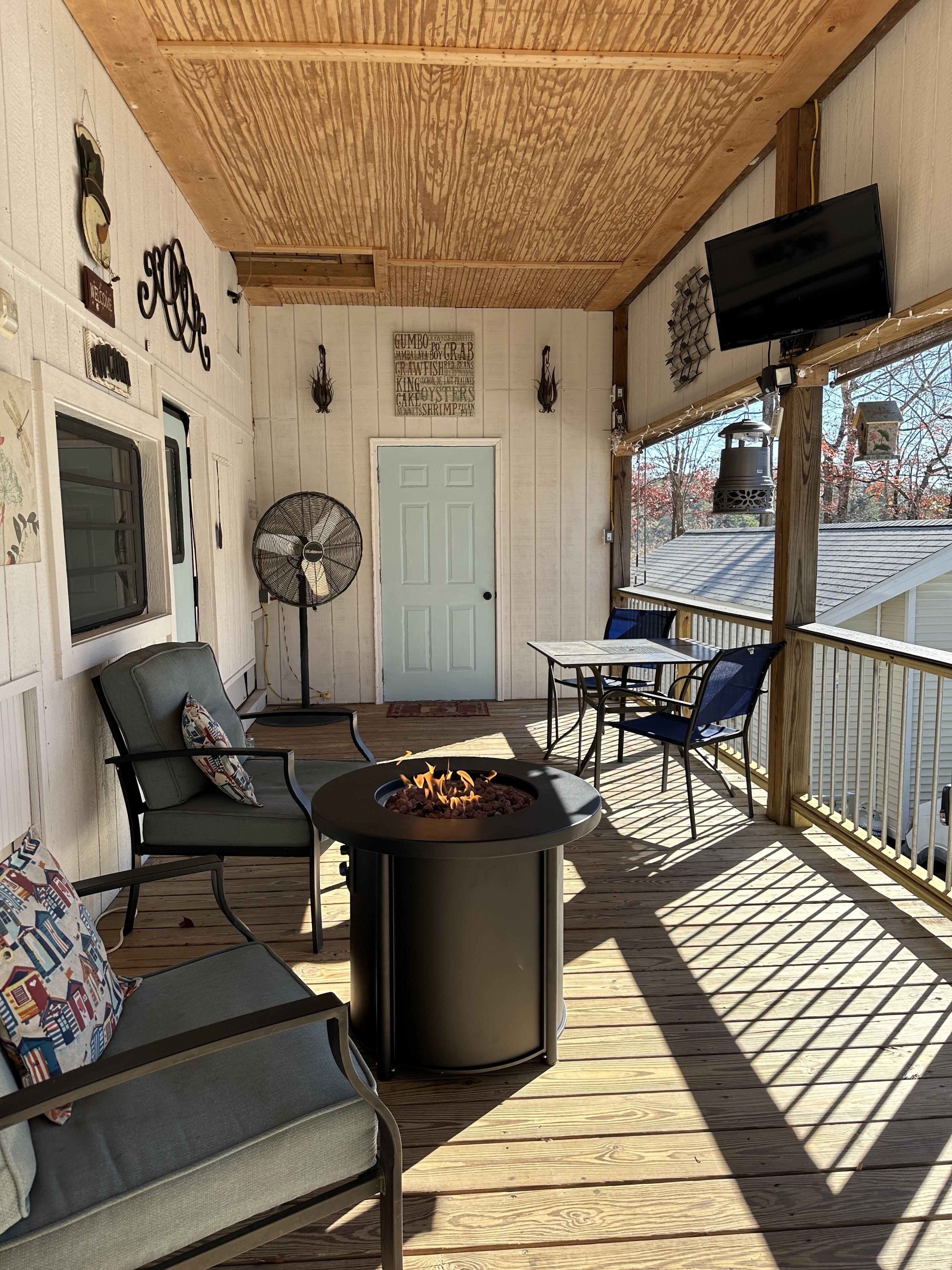 Cozy Pet Friendly Mountain Camper RV with amentities in Cleveland Ga near lake