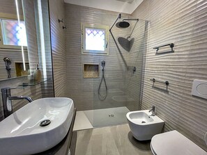Dusche, Haartrockner, Bidet, Handtücher