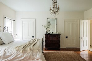 4 bedrooms, iron/ironing board, WiFi, bed sheets - Private historic Hudson home on 20 acres with pool (Hudson)