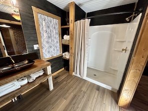 Dusche, Haartrockner, Handtücher, Seife