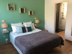 2 slaapkamers, een strijkplank/strijkijzer, gratis wifi, beddengoed