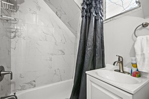 Shower, hair dryer, towels, soap - St. Paul Fry Street Tower #3 (Saint Paul)