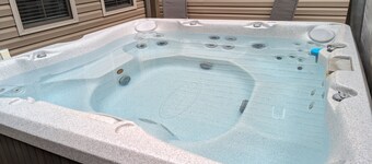 The Lazy Cat Lodge - Hot Tub - Fire Pit