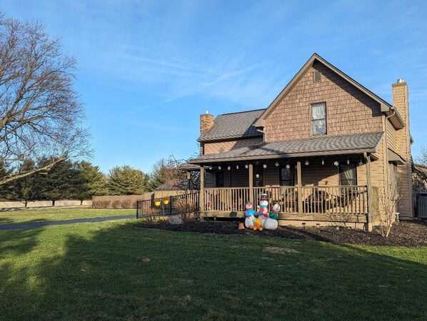 Exterior - The Lazy Cat Lodge - Hot Tub - Fire Pit (Lewis Center)