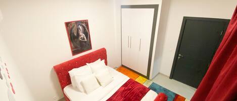 3 室のベッドルーム、アイロン / アイロン台、WiFi (無料)、ベッドシーツ