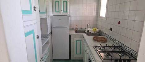 Réfrigérateur, plaque de cuisson, cafetiÚre/bouilloire, grille-pain