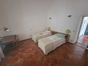2 Schlafzimmer, Schreibtisch, Bügeleisen/Bügelbrett, WLAN