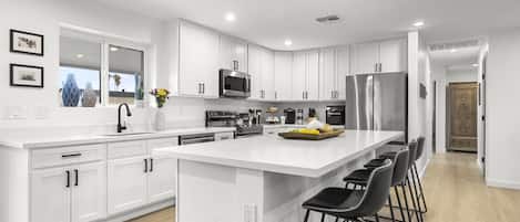 Kylskåp, mikrovågsugn, ugn och spishäll