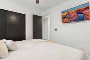 5 chambres, bureau, fer et planche à repasser, lit parapluie