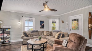 Smart TV, chimenea, libros