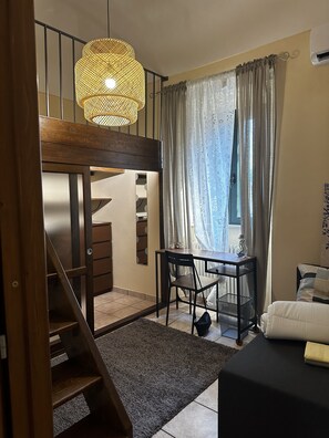 1 slaapkamer, een strijkplank/strijkijzer, wifi, beddengoed