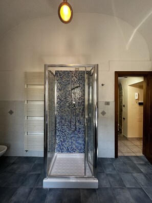 Shower, hair dryer, bidet, towels - Bengiorne! vacation home broom (Raiano)