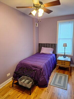 4 bedrooms, iron/ironing board, WiFi, bed sheets - Home in the Historic Town of Pullman (Chicago)