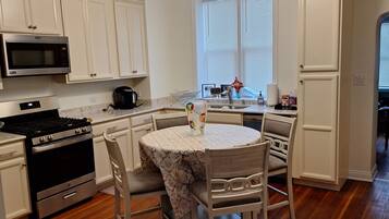 Fridge, cookware/dishes/utensils