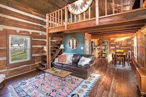 TV, fireplace, books - Kit’s Cabin - Log Cabin Retreat in Indianapolis (Indianapolis)