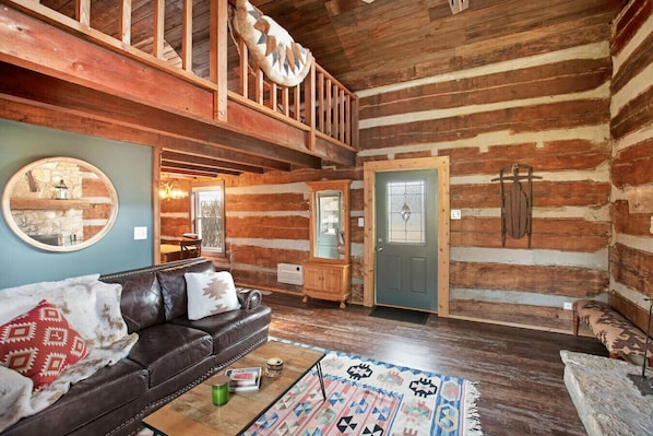 TV, fireplace, books - Kit’s Cabin - Log Cabin Retreat in Indianapolis (Indianapolis)