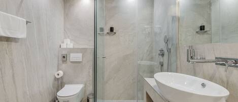 Deluxe Double or Twin Room | Bathroom | Shower, rainfall showerhead, free toiletries, hair dryer