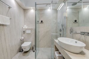 豪華雙人或雙床房 | 浴室 | 淋浴設備、淋浴花灑、免費盥洗用品、吹風機
