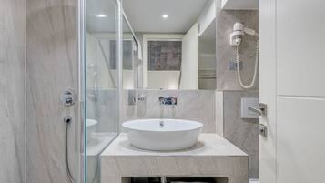Doppia Superior | Bagno | Doccia, soffione a pioggia, set di cortesia gratuito, asciugacapelli