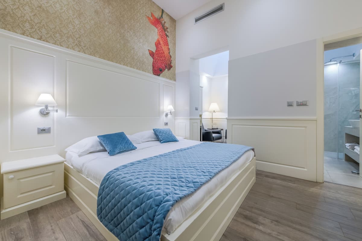 Colchones con pillow-top y caja de seguridad en la habitación