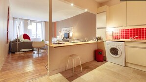 A modern apartment with a kitchen, a dining area, and a living room. - Saint Honoré Opéra Louvre (Paris)