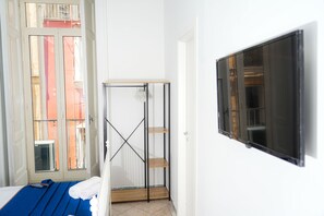 Standard Room | 1 bedroom, soundproofing, free WiFi - Vulcania Rooms (Naples)