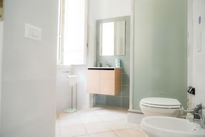 Standard Room | Bathroom | Free toiletries, hair dryer, bidet - Vulcania Rooms (Naples)
