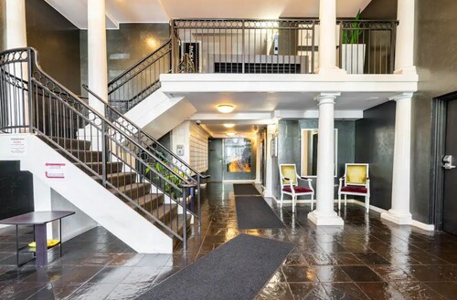 Lovely 2 Bed/Bath Penthouse w/ Space Needle View