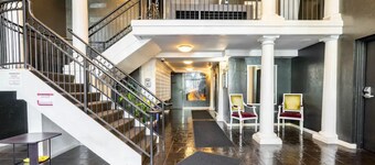 Lovely 2 Bed/Bath Penthouse w/ Space Needle View